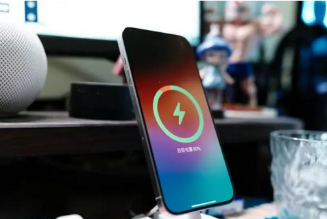 上虞苹果15换屏服务分享用什么充电器给iPhone15充电更好 